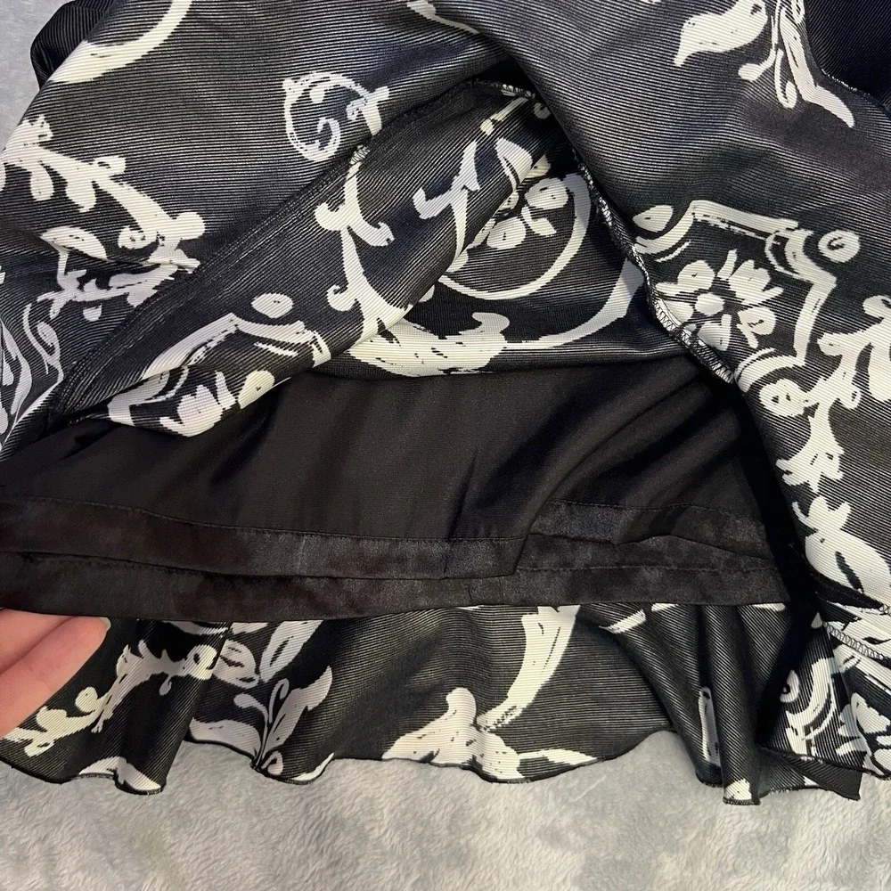 White‎ House Black Market Pencil Skirt Size 2 Black White Floral Print